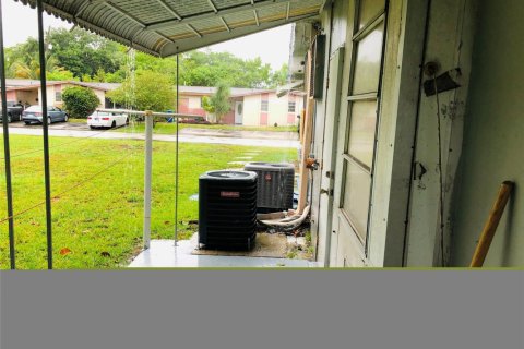 Casa en alquiler en Sunrise, Florida, 2 dormitorios, 90.58 m2 № 1228583 - foto 1