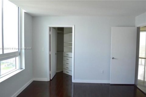 Condo in Miami, Florida, 2 bedrooms  № 1930719 - photo 12