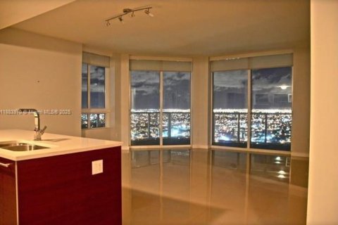 Condo in Miami, Florida, 2 bedrooms  № 1930719 - photo 3