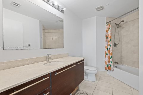 Condo in Miami, Florida, 2 bedrooms  № 1930719 - photo 22