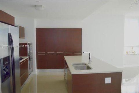 Condo in Miami, Florida, 2 bedrooms  № 1930719 - photo 2