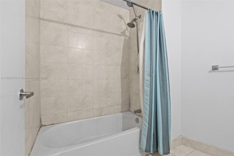 Condo in Miami, Florida, 2 bedrooms  № 1930719 - photo 29
