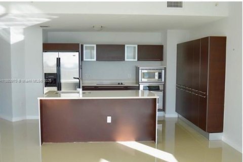 Condo in Miami, Florida, 2 bedrooms  № 1930719 - photo 1