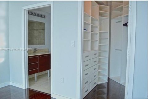 Condo in Miami, Florida, 2 bedrooms  № 1930719 - photo 7