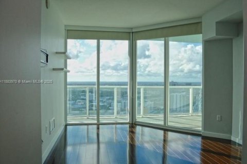 Condo in Miami, Florida, 2 bedrooms  № 1930719 - photo 4