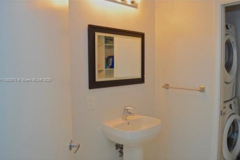 Condo in Miami, Florida, 2 bedrooms  № 1930719 - photo 13