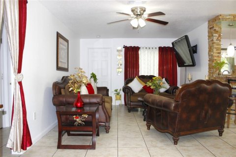 House in Tampa, Florida 3 bedrooms, 111.76 sq.m. № 1784689 - photo 7