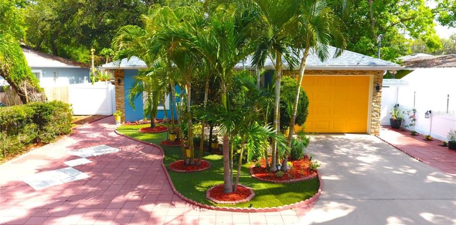 House in Tampa, Florida 3 bedrooms, 111.76 sq.m. № 1784689