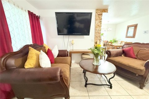 House in Tampa, Florida 3 bedrooms, 111.76 sq.m. № 1784689 - photo 21