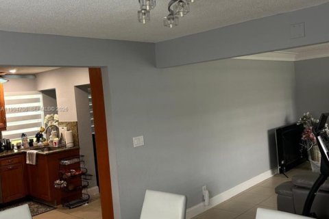 Купить виллу или дом в Маргит, Флорида 3 спальни, 138.52м2, № 2062910 - фото 15