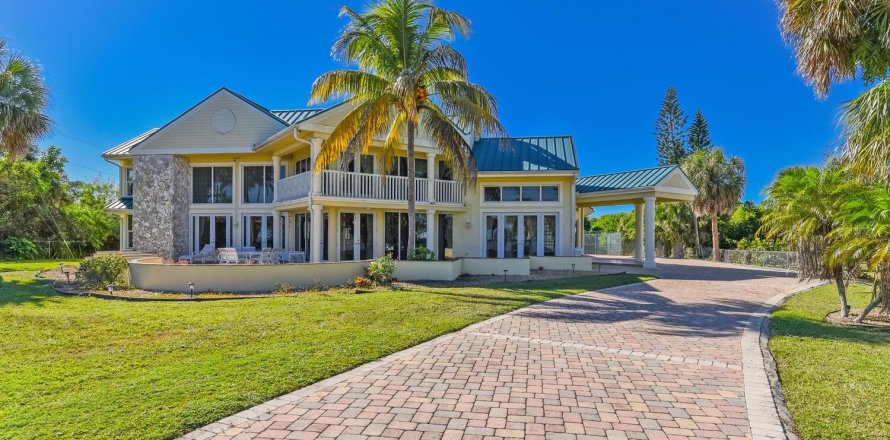 House in St. Lucie, Florida 8 bedrooms, 686.45 sq.m. № 2180685