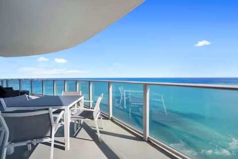 Condo in Hollywood, Florida, 2 bedrooms  № 2003707 - photo 2