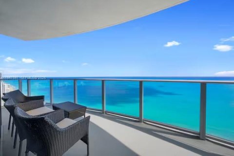 Condo in Hollywood, Florida, 2 bedrooms  № 2003707 - photo 3