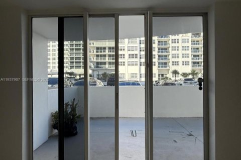 Condominio en venta en Hollywood, Florida, 1 dormitorio, 82.03 m2 № 1995757 - foto 17