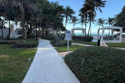 Condominio en venta en Hollywood, Florida, 1 dormitorio, 82.03 m2 № 1995757 - foto 19