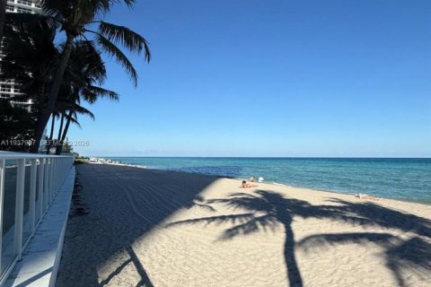 Condominio en venta en Hollywood, Florida, 1 dormitorio, 82.03 m2 № 1995757 - foto 13