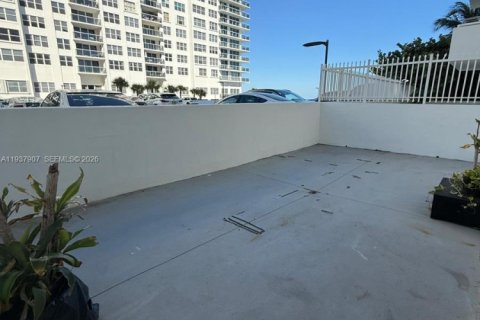 Condominio en venta en Hollywood, Florida, 1 dormitorio, 82.03 m2 № 1995757 - foto 18