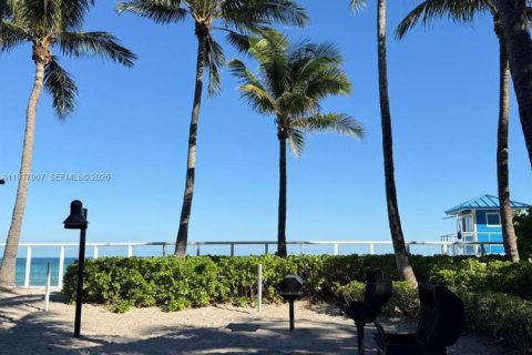 Condominio en venta en Hollywood, Florida, 1 dormitorio, 82.03 m2 № 1995757 - foto 16