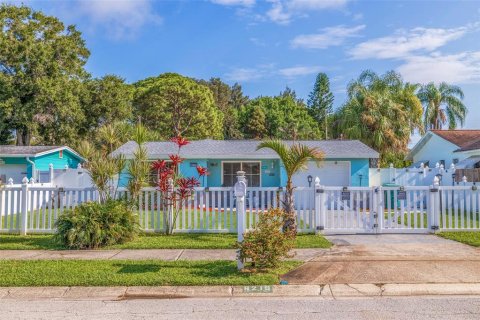 Casa en venta en Saint Petersburg, Florida, 2 dormitorios, 117.61 m2 № 1649880 - foto 1