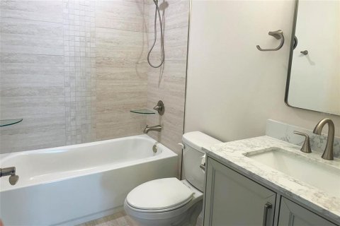 House in Sarasota, Florida 3 bedrooms, 128.21 sq.m. № 1615485 - photo 19