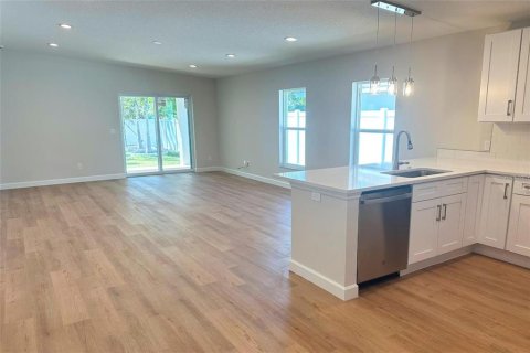 House in Sarasota, Florida 3 bedrooms, 128.21 sq.m. № 1615485 - photo 7