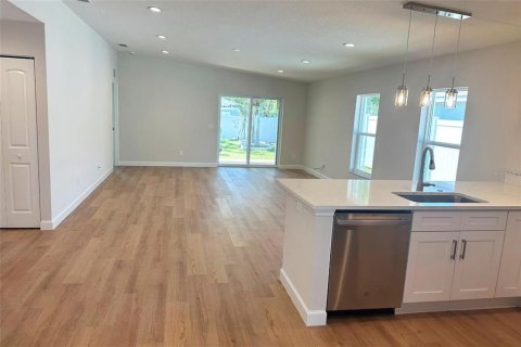House in Sarasota, Florida 3 bedrooms, 128.21 sq.m. № 1615485 - photo 12