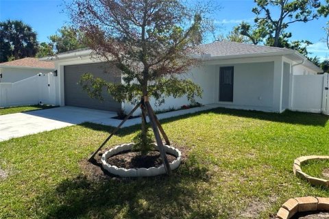 House in Sarasota, Florida 3 bedrooms, 128.21 sq.m. № 1615485 - photo 1