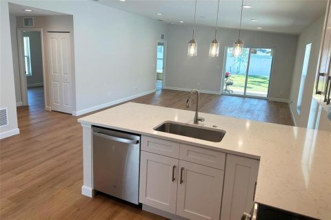 House in Sarasota, Florida 3 bedrooms, 128.21 sq.m. № 1615485 - photo 6