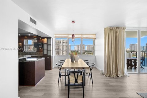 Condo in Aventura, Florida, 2 bedrooms  № 2249014 - photo 11