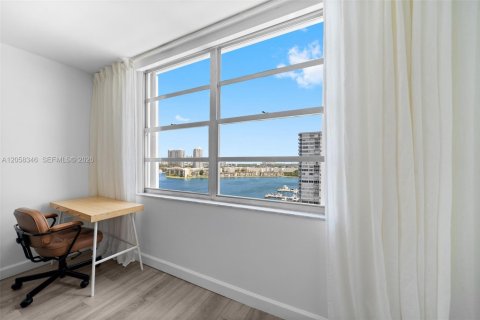 Condo in Aventura, Florida, 2 bedrooms  № 2249014 - photo 26