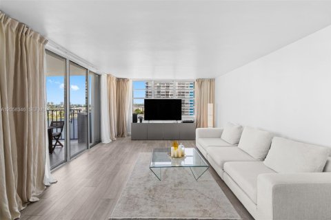 Condo in Aventura, Florida, 2 bedrooms  № 2249014 - photo 17