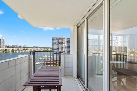 Condo in Aventura, Florida, 2 bedrooms  № 2249014 - photo 18