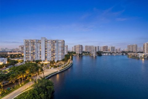 Condo in Aventura, Florida, 2 bedrooms  № 2249014 - photo 20