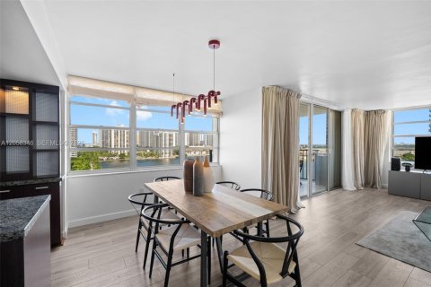 Condo in Aventura, Florida, 2 bedrooms  № 2249014 - photo 3