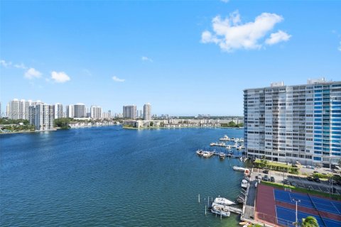 Condo in Aventura, Florida, 2 bedrooms  № 2249014 - photo 21