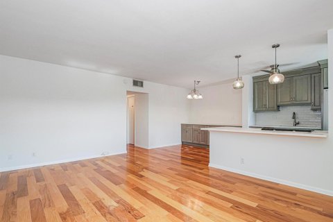 Condo in North Palm Beach, Florida, 2 bedrooms № 2188187 - photo 11