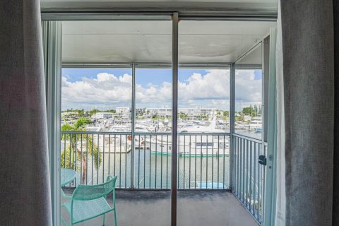 Condo in North Palm Beach, Florida, 2 bedrooms № 2188187 - photo 19