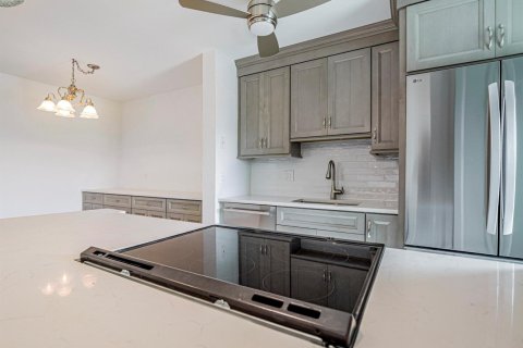 Condo in North Palm Beach, Florida, 2 bedrooms № 2188187 - photo 8