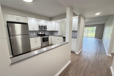 Copropriété à louer à Pembroke Pines, Floride: 2 chambres, 110.74 m2 № 1931336 - photo 1