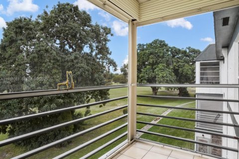 Condo in Tamarac, Florida, 2 bedrooms № 2076815 - photo 19