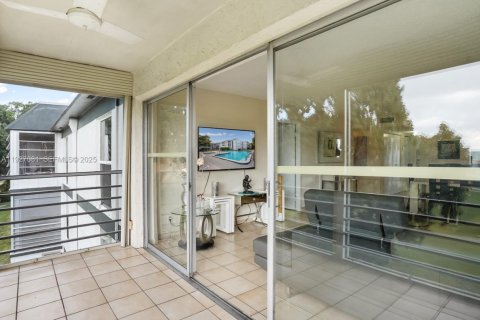Condo in Tamarac, Florida, 2 bedrooms № 2076815 - photo 21