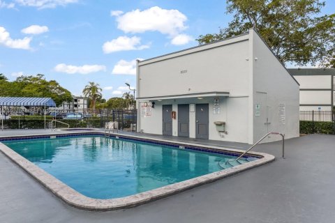 Condo in Tamarac, Florida, 2 bedrooms № 2076815 - photo 24