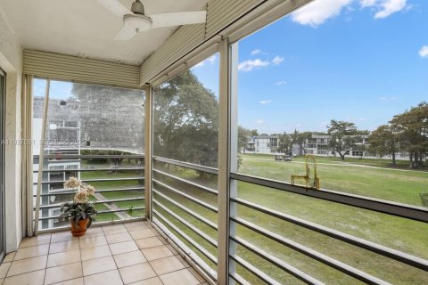 Condo in Tamarac, Florida, 2 bedrooms № 2076815 - photo 18