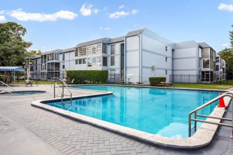 Condo in Tamarac, Florida, 2 bedrooms № 2076815 - photo 22