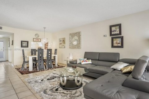 Condo in Tamarac, Florida, 2 bedrooms № 2076815 - photo 3