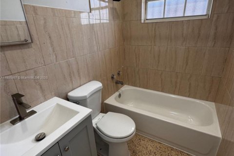 Casa en alquiler en Miami, Florida, 2 dormitorios, 168.71 m2 № 1956639 - foto 3