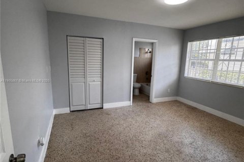 Casa en alquiler en Miami, Florida, 2 dormitorios, 168.71 m2 № 1956639 - foto 4