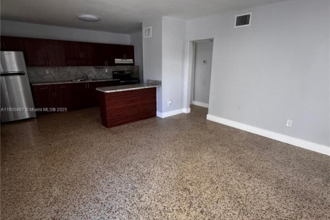 Casa en alquiler en Miami, Florida, 2 dormitorios, 168.71 m2 № 1956639 - foto 7