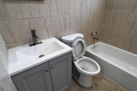 Casa en alquiler en Miami, Florida, 2 dormitorios, 168.71 m2 № 1956639 - foto 2