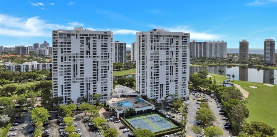 Кондоминиум с 2 спальнями в Авентура, Флорида № 1950988